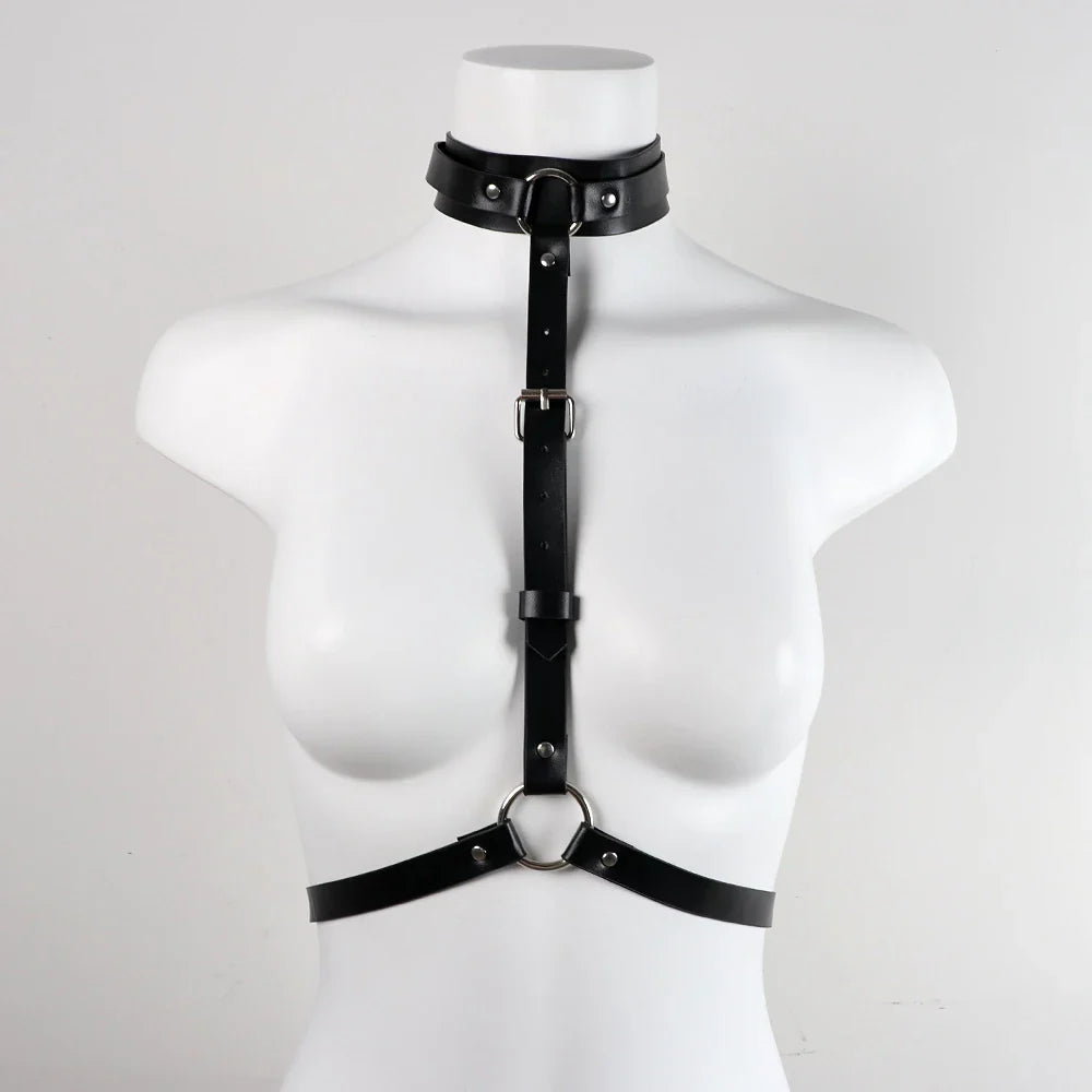 
                  
                    Harness na talię z chokerem, skóra syntetyczna, regulowane zapięcia, odważny design
                  
                