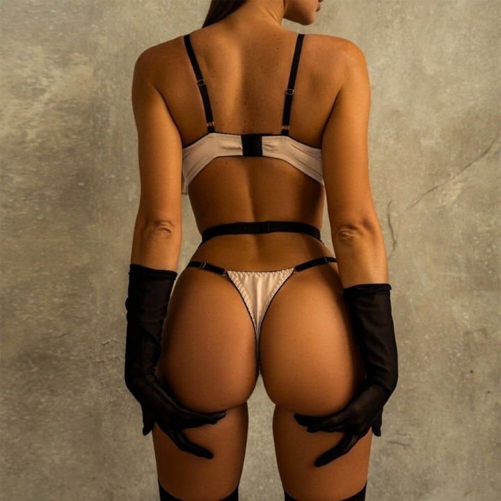 
                  
                    Koronkowy komplet bielizny Nicole
                  
                