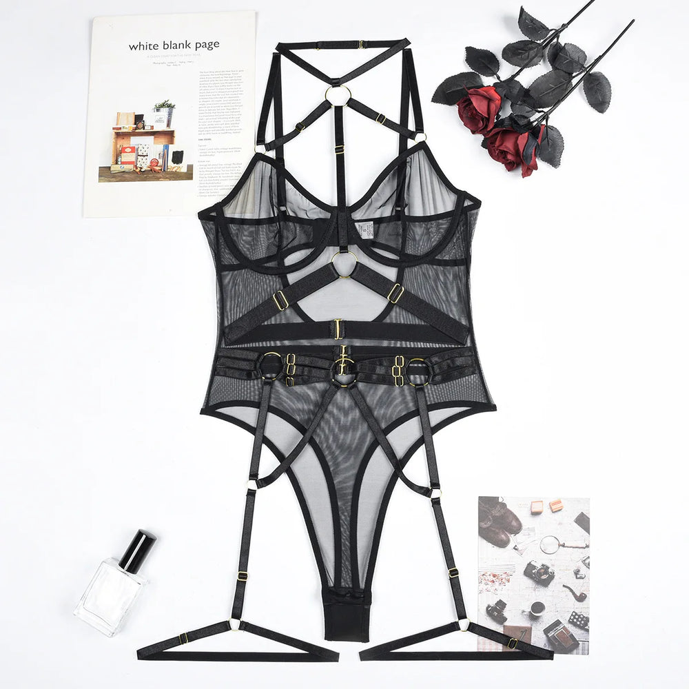 
                  
                    Siateczkowe body z chokerem, ozdobne paski, prześwitujący materiał, podwiązki, zmysłowy i odważny design
                  
                